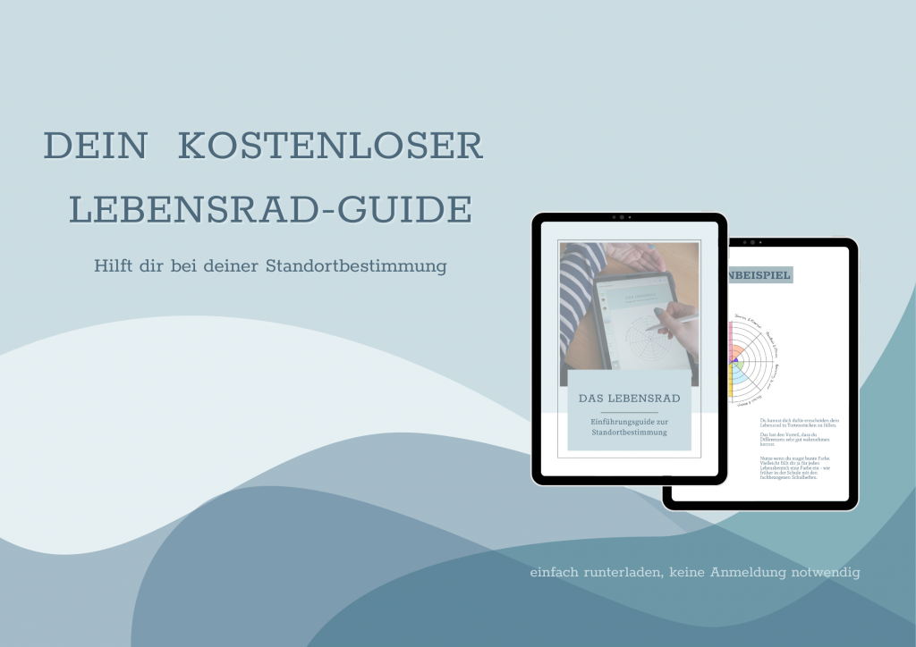 Eine Grafik mit blauem Hintergrund und blauen Wellen in verschiedenen Tönen. Darauf steht "Dein kostenloser Lebensrad-Guide - Hilft dir bei deiner Standortbestimmung". Daneben sind zwei Tablets angedeutet, auf denen man die erste Seite des Guides sehen kann. Darunter steht "einfach runterladen, keine Anmeldung notwendig".