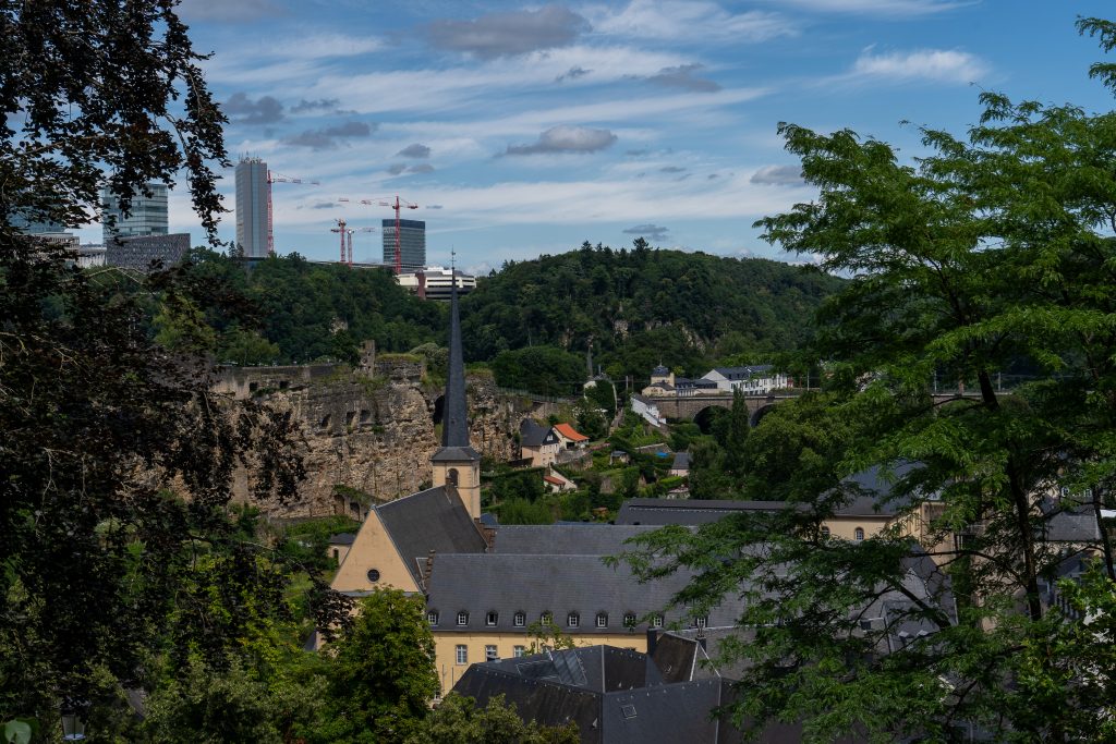 Auf dem Bild ist das Panorama Luxemburgs zu sehen.