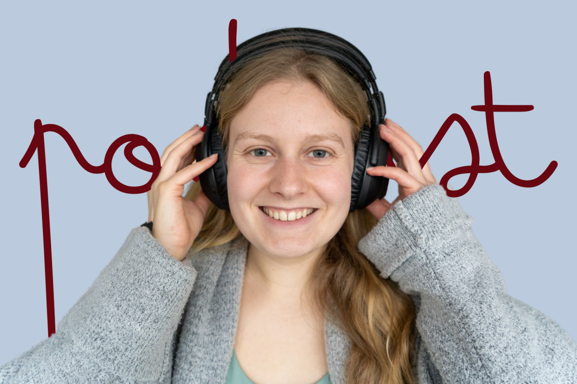 Auf dem Bild ist eine blonde Frau mit Kopfhörern. Diese hält sie an der Hörmuschel fest. Der Hintergrund ist blau. Hinter der Frau steht in rot "Podcast".