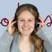 Auf dem Bild ist eine blonde Frau mit Kopfhörern. Diese hält sie an der Hörmuschel fest. Der Hintergrund ist blau. Hinter der Frau steht in rot "Podcast".